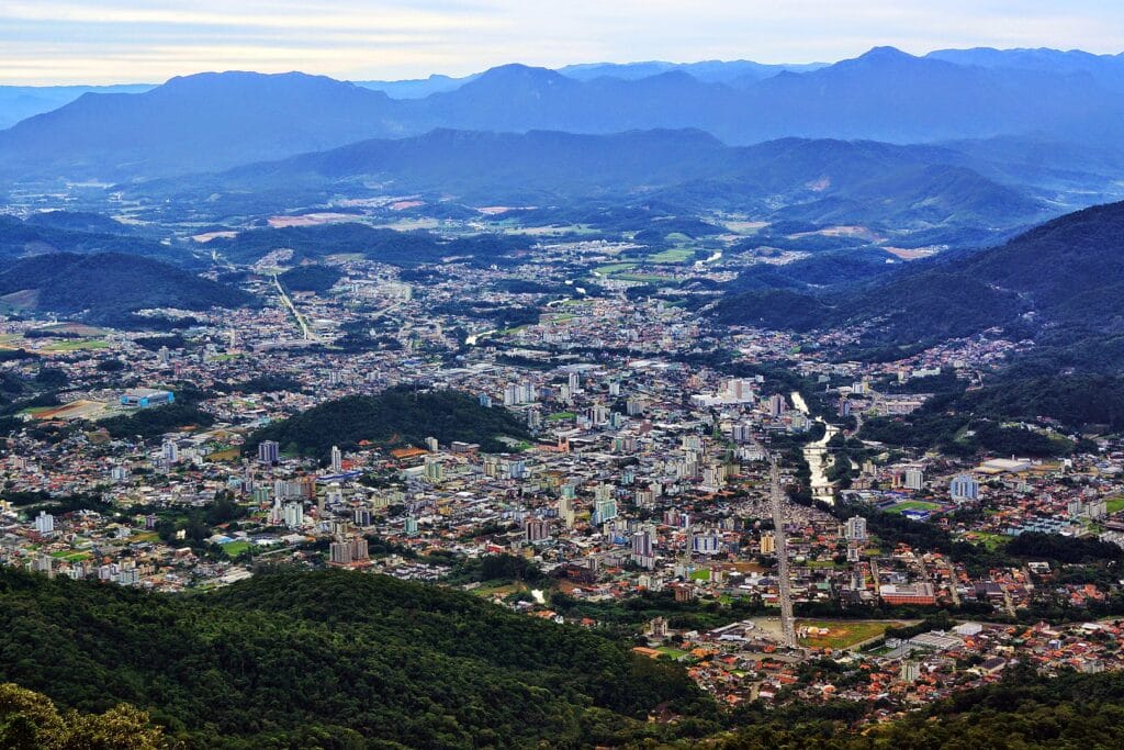 Foto aérea de Jaraguá do Sul mostrando a cidade e paisagem ao redor.